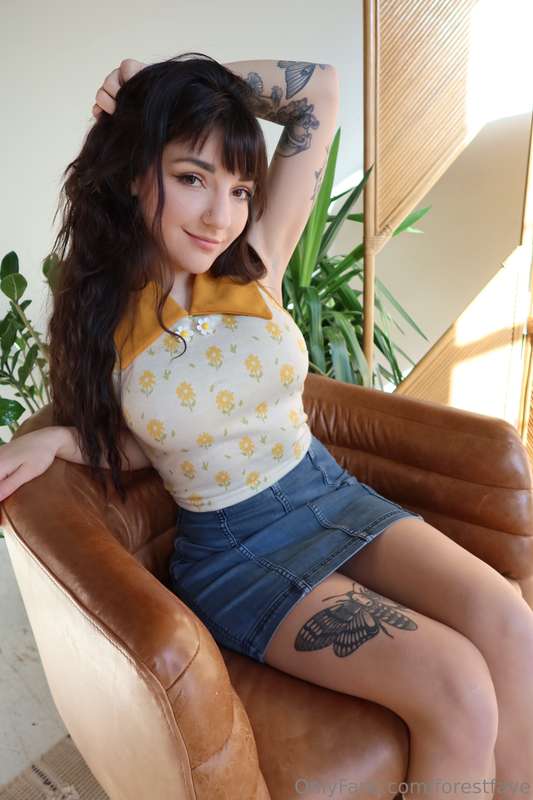 heres a lil peek under my outfit 💛 2