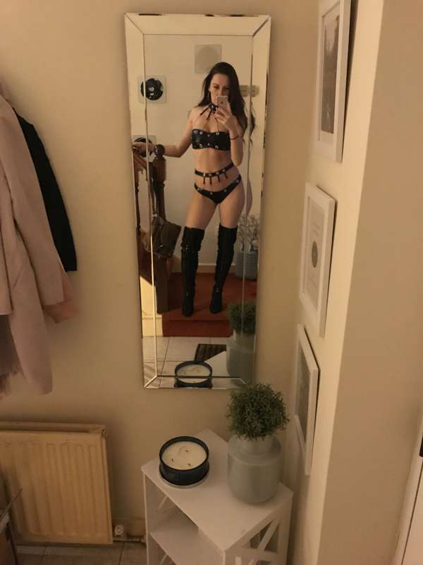 Live on babe x for 2 hours only!! Come talk to me and get 15.. 6