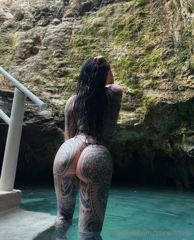 Met this gorgeous tatted babe during one of my vacays.... We..