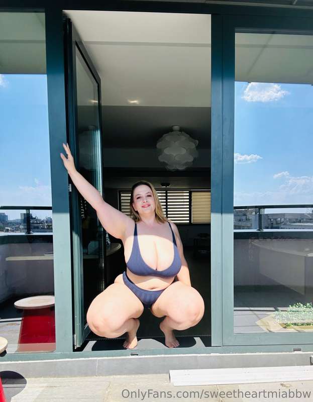 I guess the new neighbors need to see some skin too 🤣🤣🤣 4