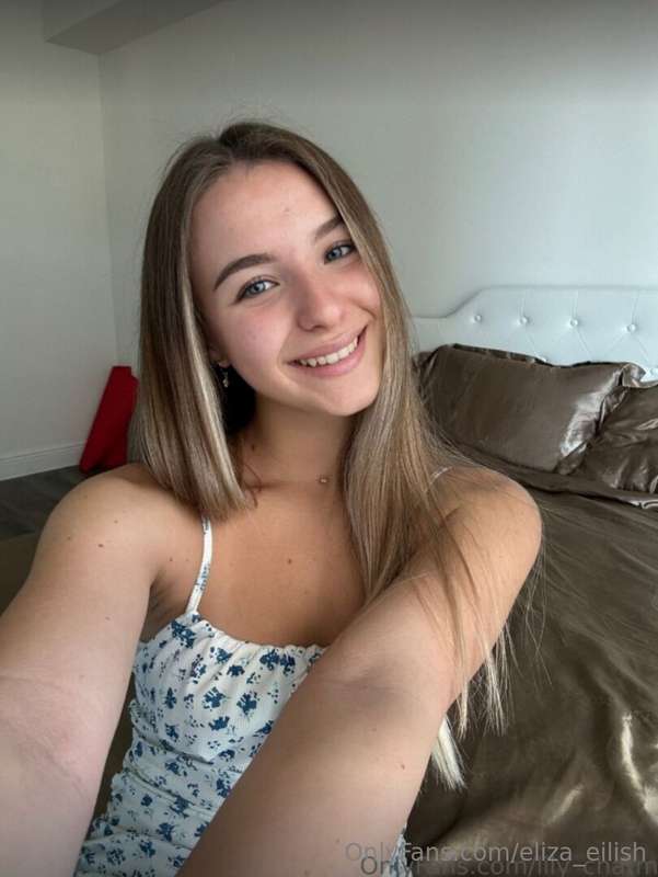 ## 🔥@lily_charm IS WET RIGHT NOW💦My bestfriend loves to watc..