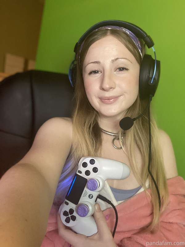 Your favorite professional female COD player ^.^ that’s the .. 2