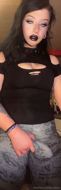 Here’s some more girlbulge for you! 😈🖤 I know how you guys l.. 2