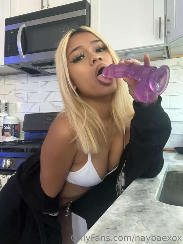 just me being naughty in the kitchen🙈