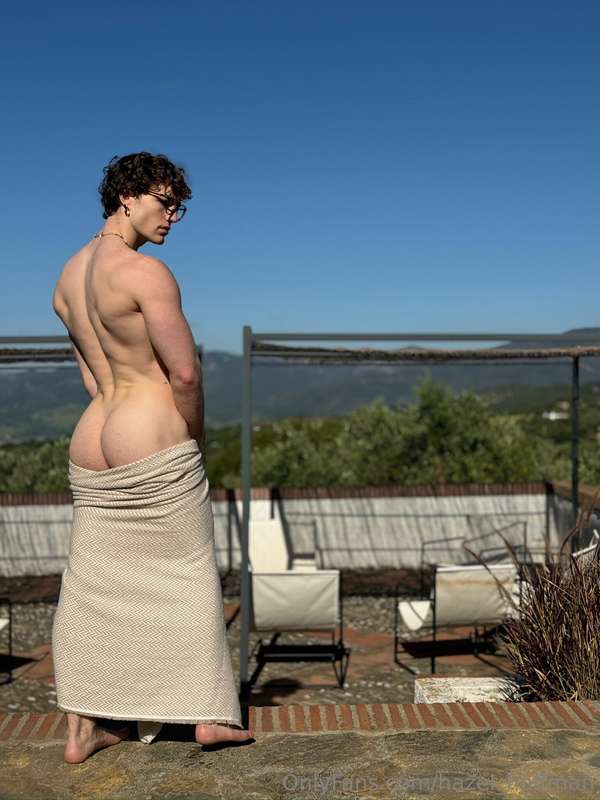 It's a beautiful day to get your tan on, ain't it? :)