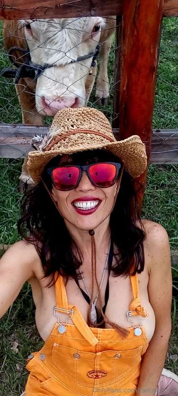 Hoy probamos darle tallos y hojas 420 al Chapu y le gustó! 👩.. 4