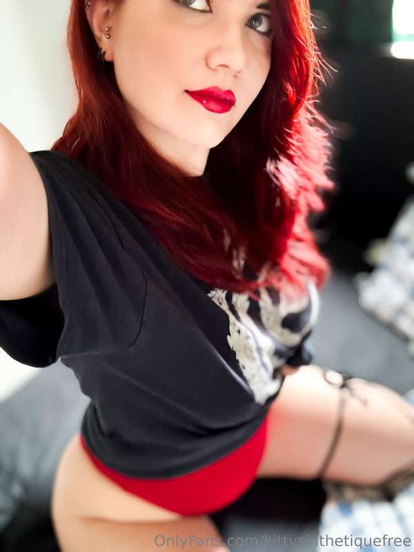 Some boobs for your Friday🥳🍾😈
