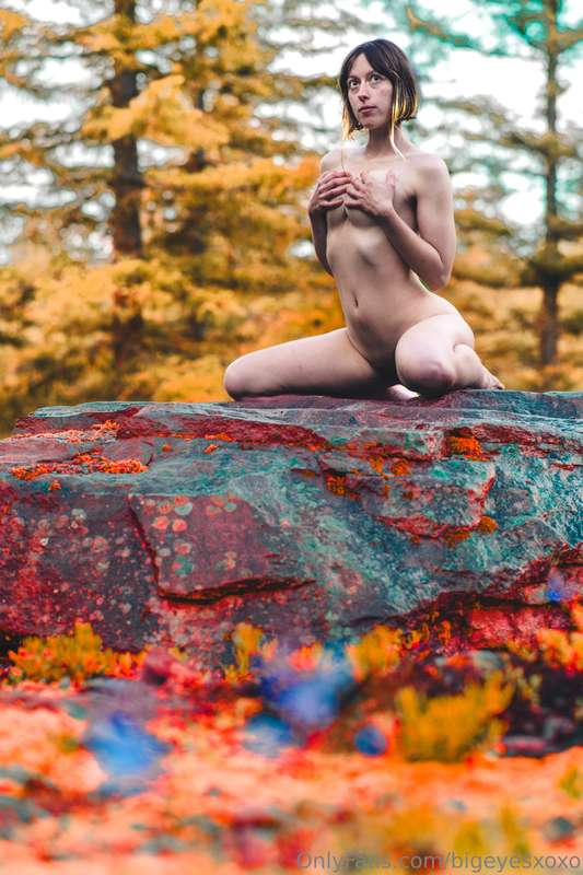 More nakedness out in nature 💚📸: @sage.sapphire  1