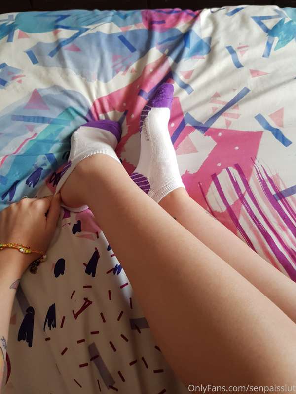 Do you like watching me take off my sports socks? 🙈 I bet yo.. 4