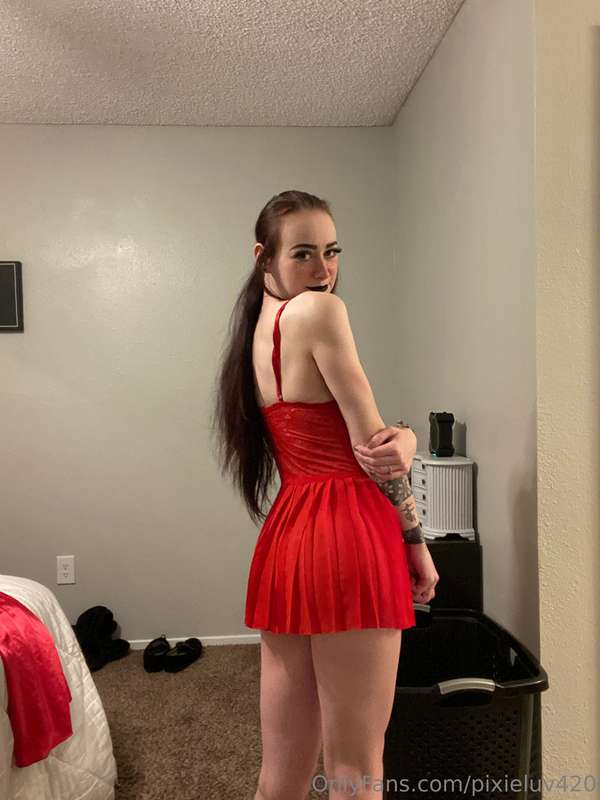 Did someone say little red dress for Valentine’s Day🥵😋