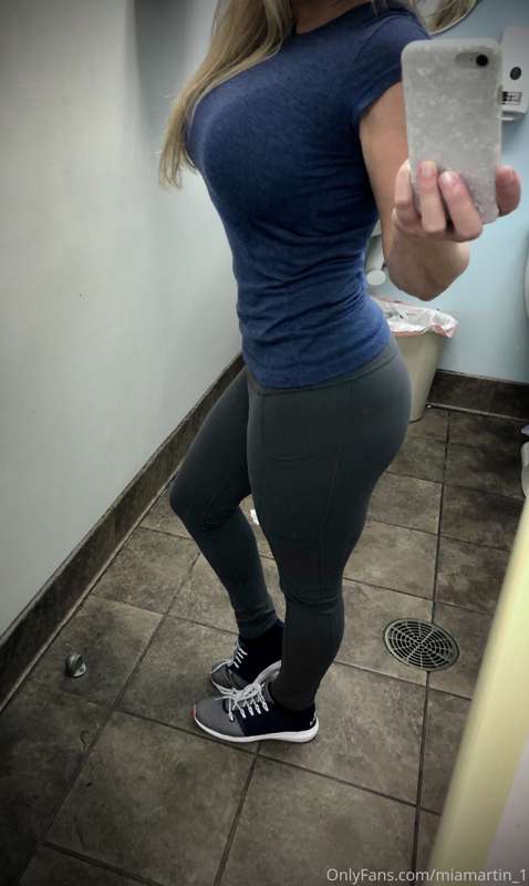 After a vodka & sex filled weekend the gym has me like 🏋🏼‍♀️..