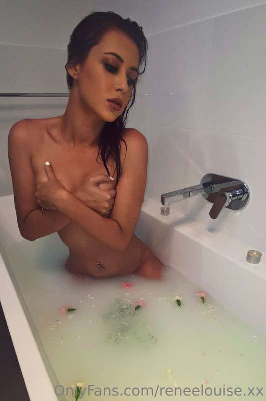 I’m sureeeee you could fit somewhere in this bath 🤷🏼‍♀️ 😏 3