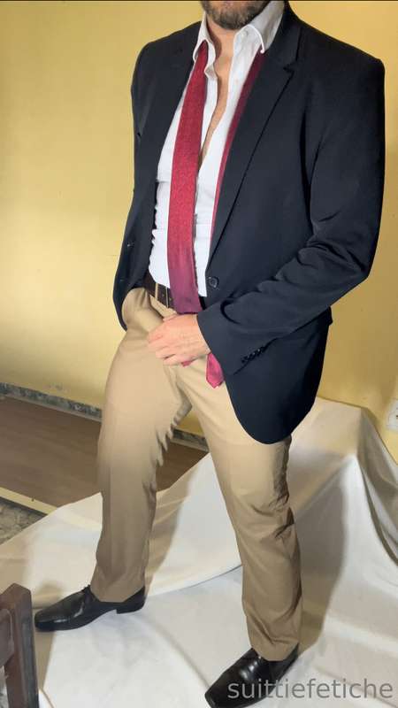 Cada vez me dá mais vontade de vestir roupa social. Gozo fác.. 27