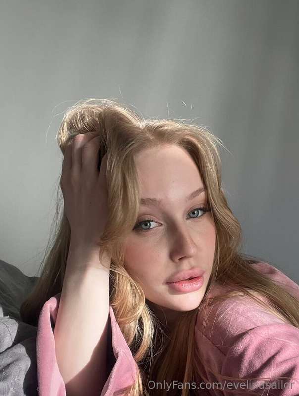 Petite shy girl @kiracutiex 🥰dreaming about someone😏 who can..