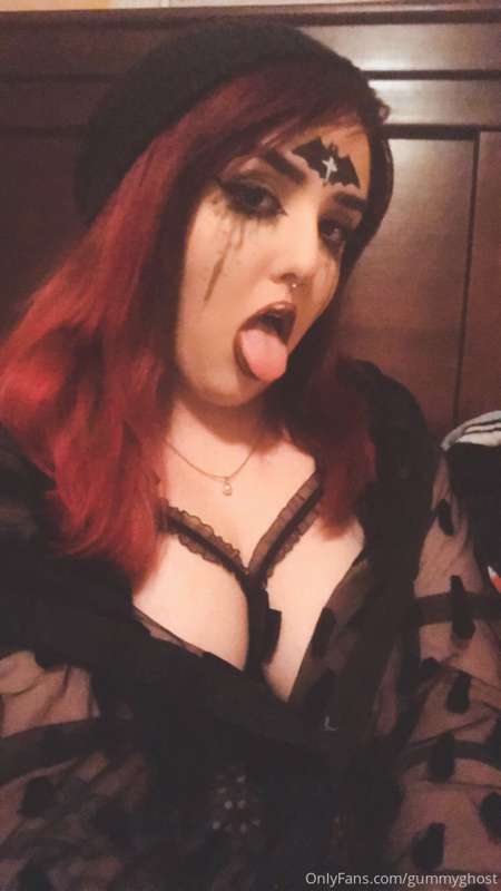 Goth gf 💀 18