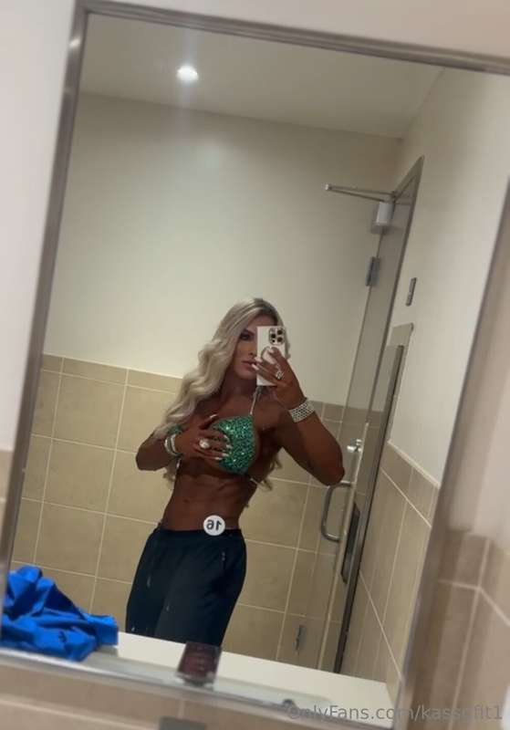 Head to my VIP page @kassgfit to see more videos of my physi..