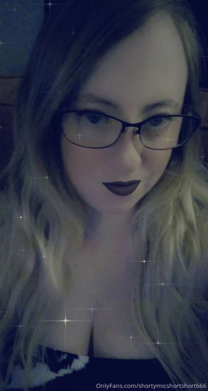 Feeling cute and sexy Anyone looking to buy some custom cont..