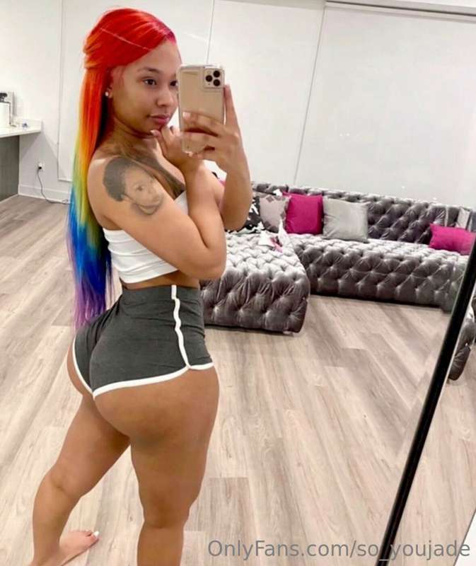 Going live at 10pm.. I have a surprise for all of y’all 🌈 LI..
