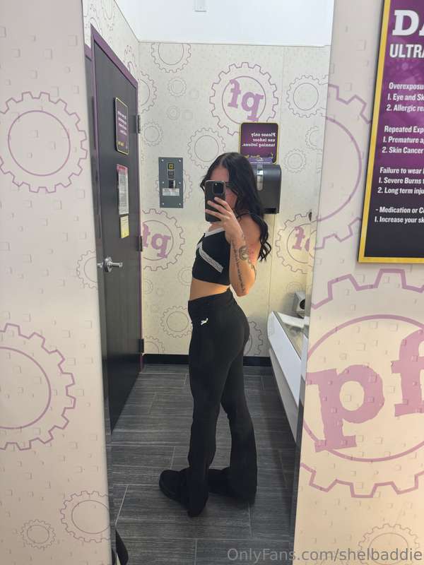 Thoughts on my ass in these pants? 😘 2
