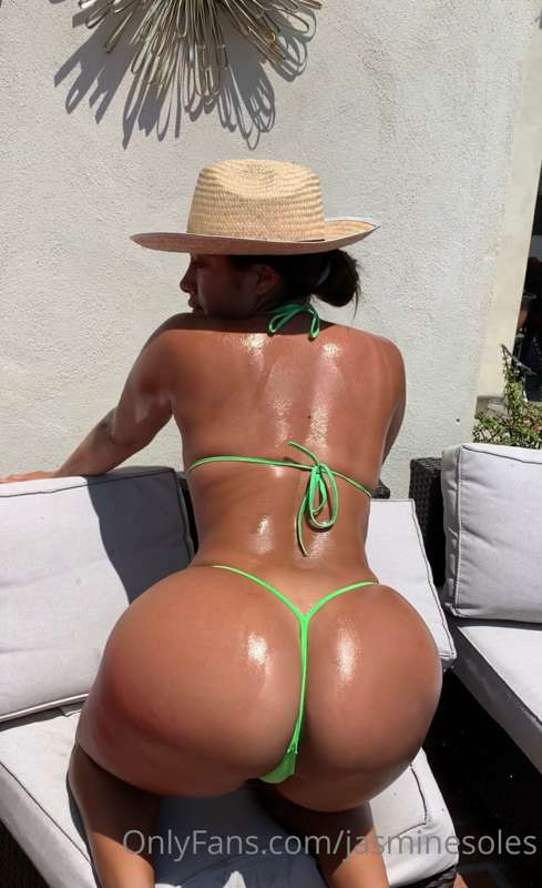 Could you put tanning oil on me? 😻