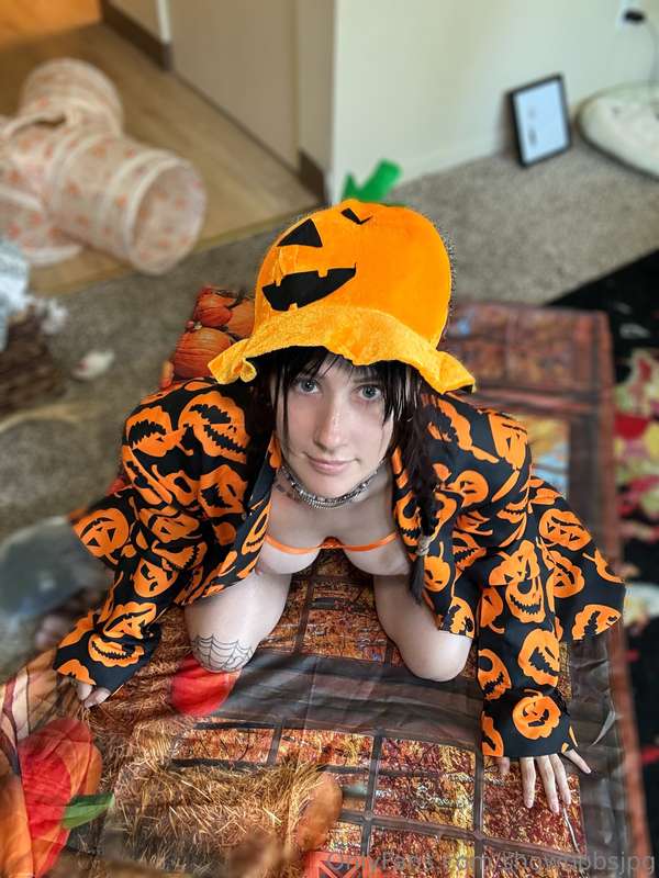 🎃 just trying on stuff for next month...😈