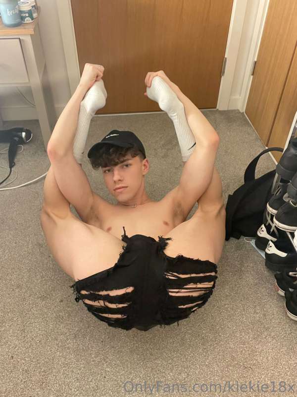 Oh no my shorts ripped 🥺 8