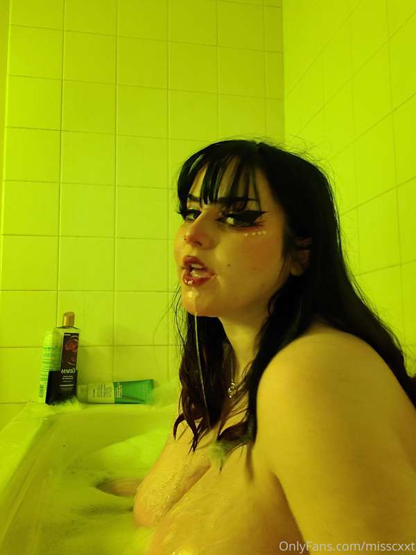 Tiny messy little blowjob (; I want to do more video clips f..