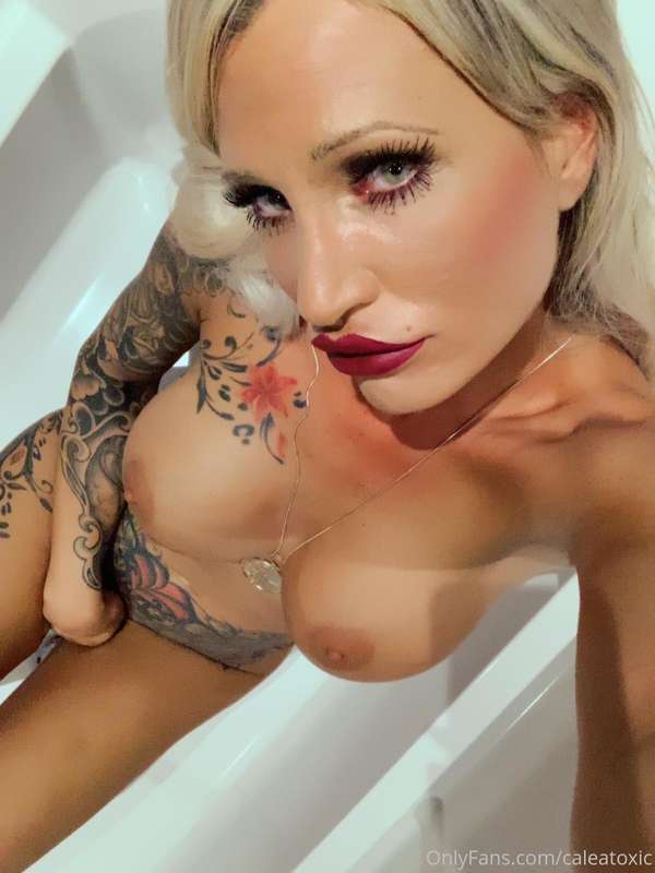 Time to relax in the bathtub 🔥 Enjoy the whole photset! 10