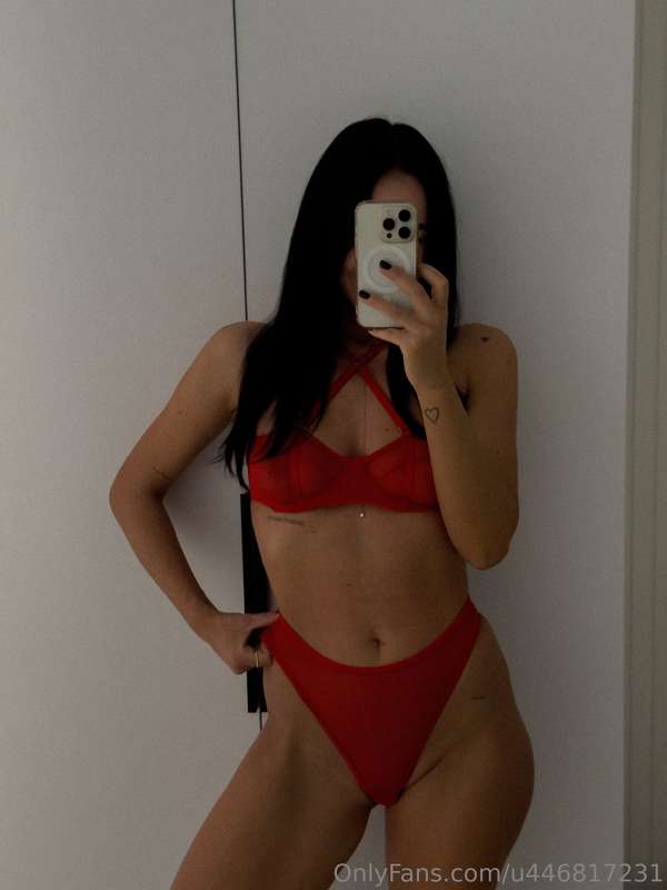  "Red is my favorite color. What about you?"🤭😍