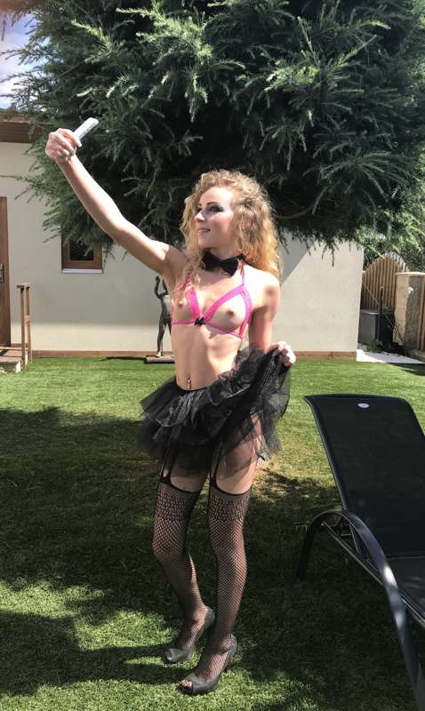 I like when the realisator put crazy clothes on me😍