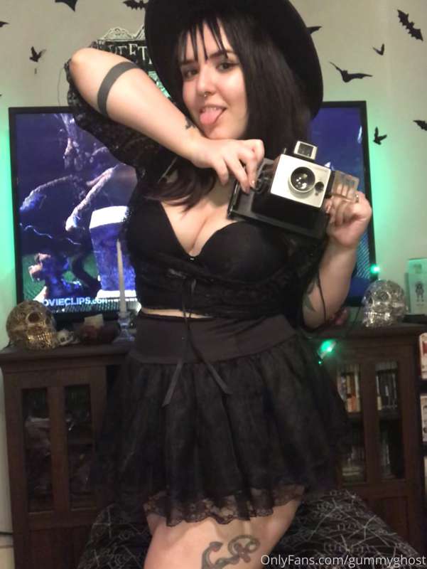 Lydia Deetz cosplay! Will you show me what’s under your shee.. 10