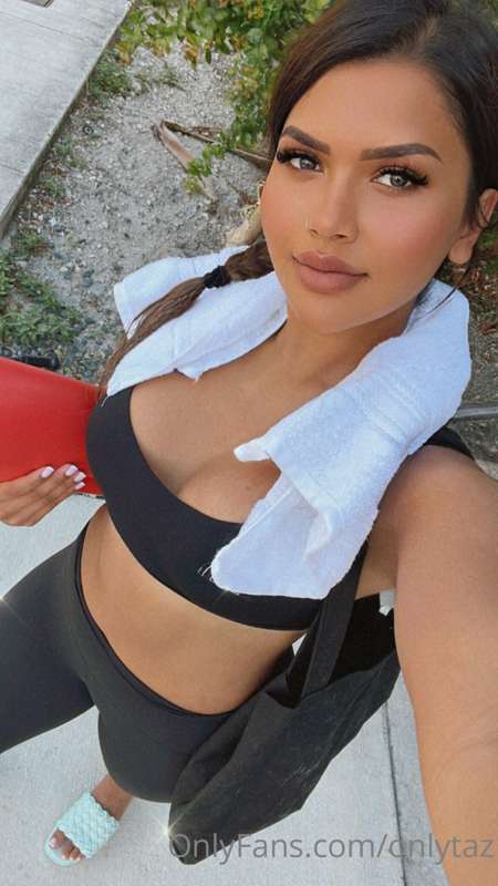 Happy Friday 😝💖 But first, hot yoga💦