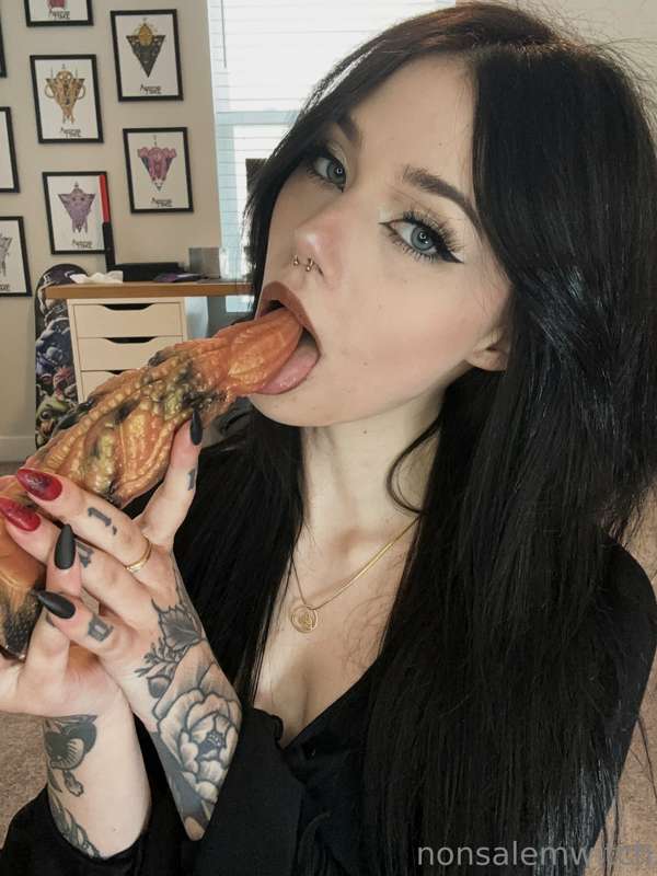 new video with my new favorite dildo out tonight! alien cock.. 1