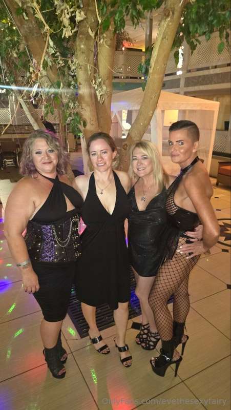 At the 2tall/Wishlist party right now with @indyvixen @mazie..