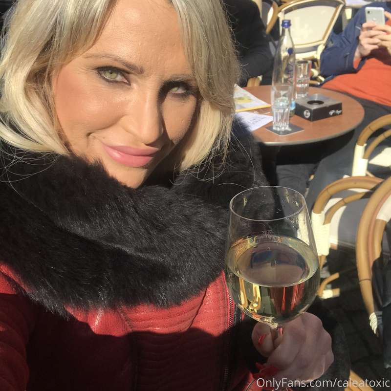 Sun is shining in Leipzig, now I enjoy a glass of good white.. 2