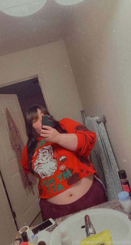 I feel hot right now so hi everyone 👋🏻🥰😘 might delete later ..