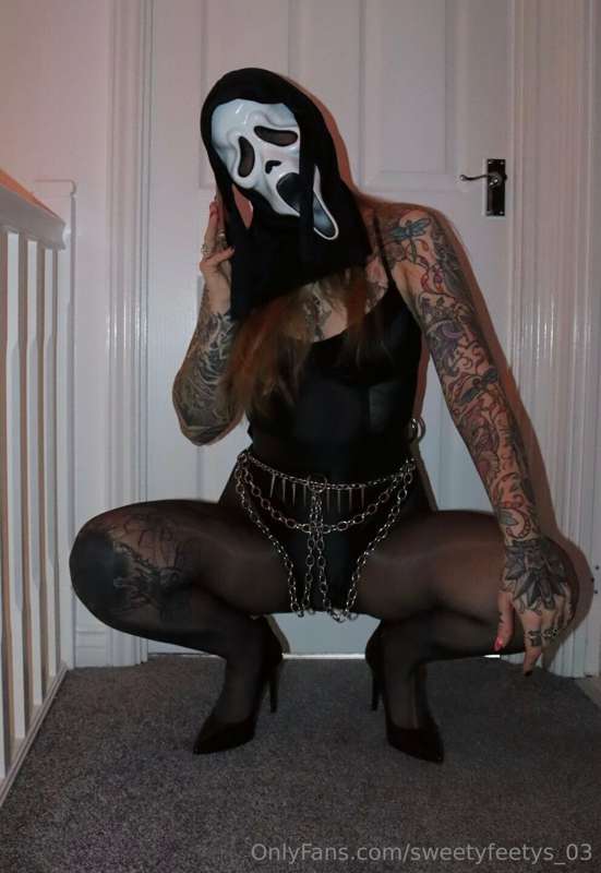 Ready to scream for those feet ? 😈 1