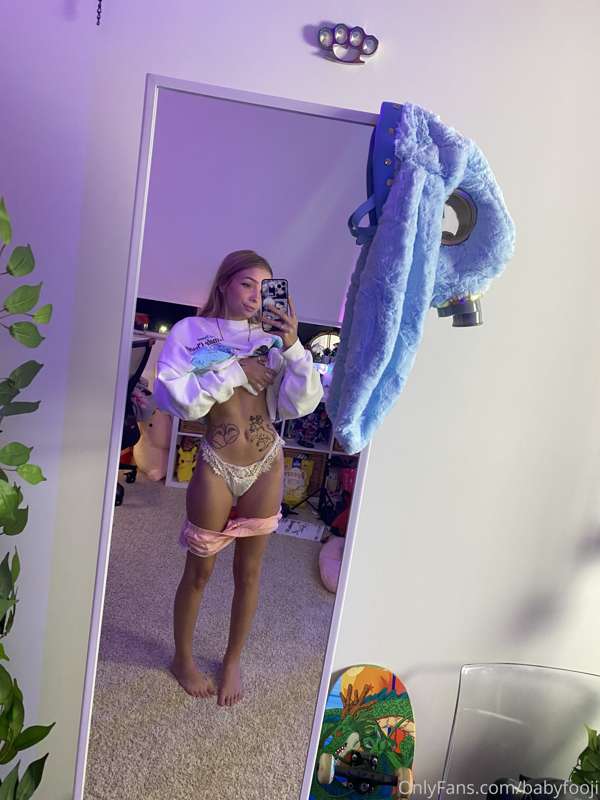 Love walking around in the house with no pants on 😩 it’s so .. 21