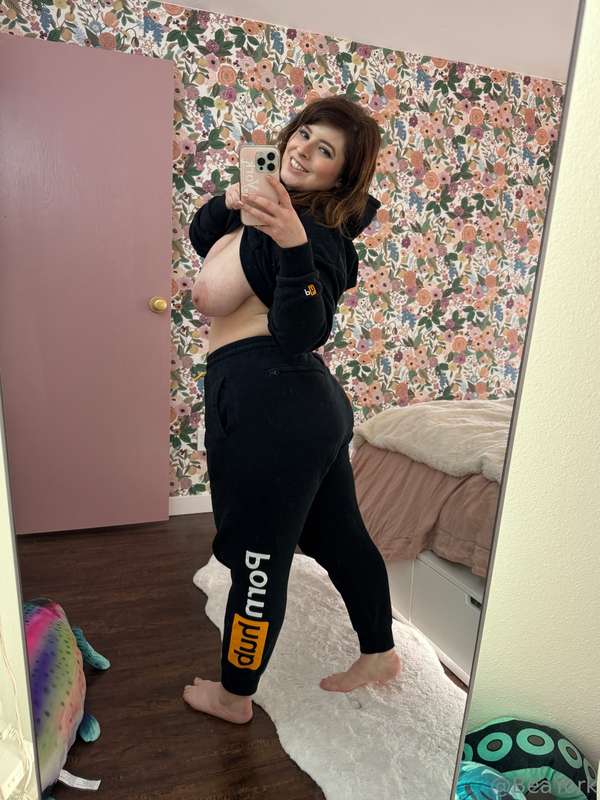Still cute in sweats? 9