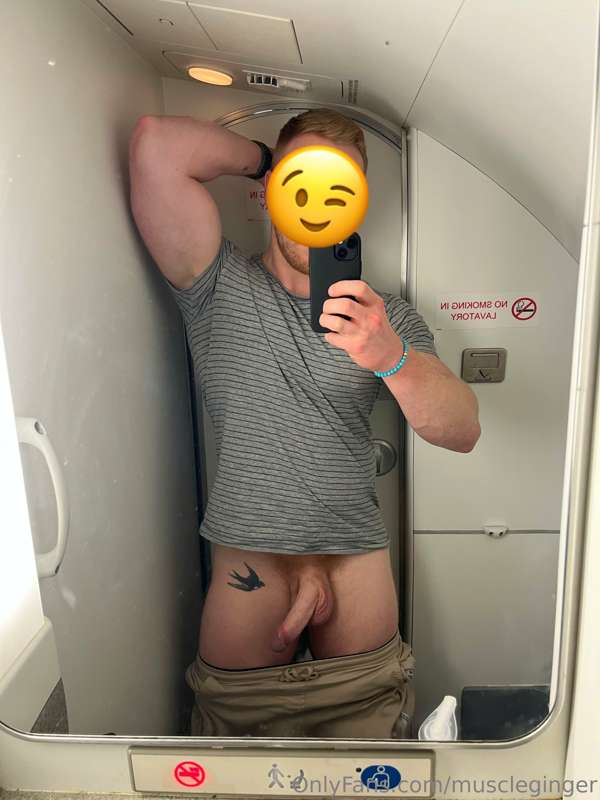✈️ first airplane selfie! Tip for the face pic lads!