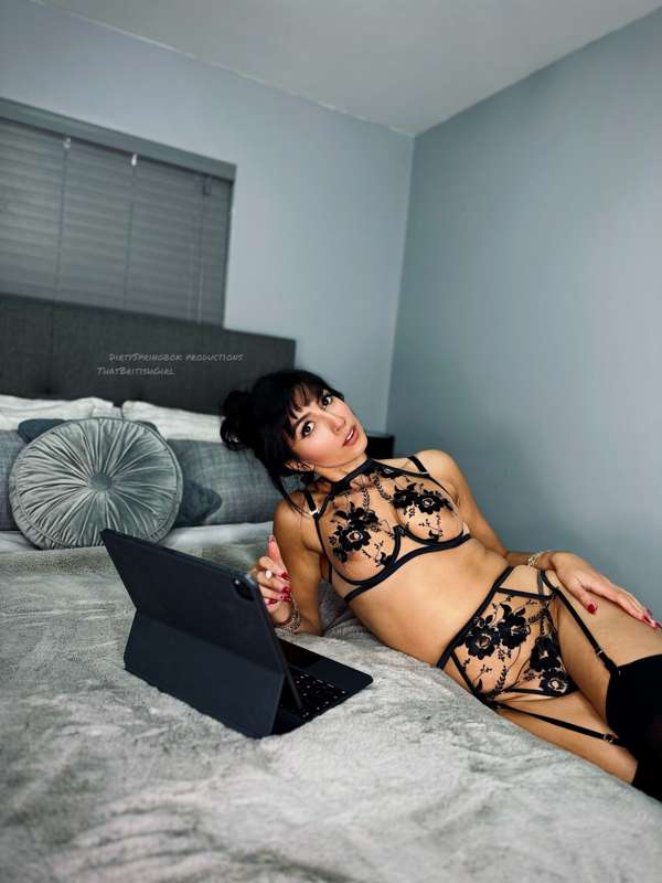 Just casually answering DMs in bed 👀🤭 19