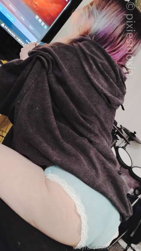  Need a player 2 for... things 😏 Are you game? 🕹️ #emo #nerd.. 5