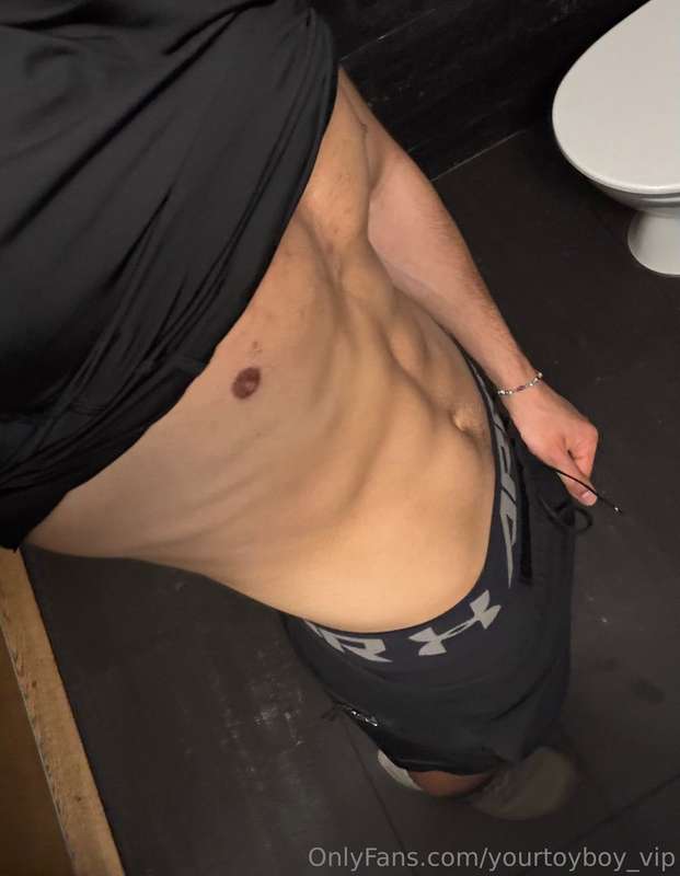 U rather suck me off before or after my workout?💦😈 (swipe to.. 4