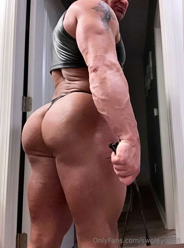Get on your knees and worship this ass😈