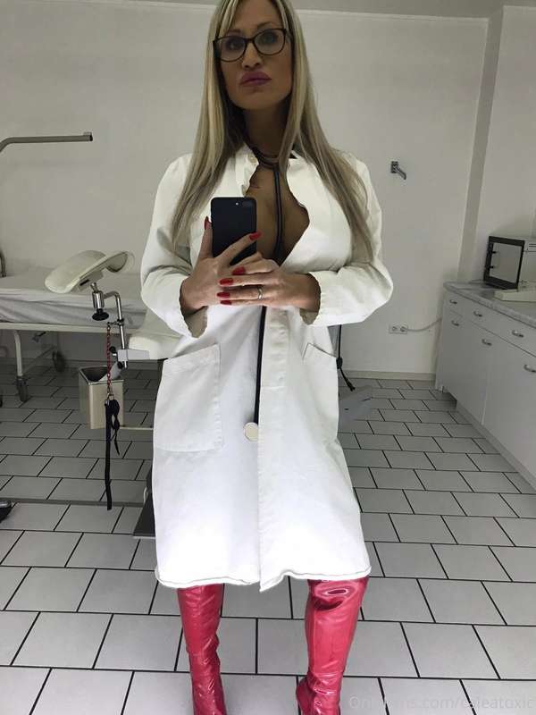 Today Doctor Toxic has some examinations! Time for the docto.. 2