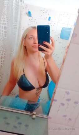 @lexieandersonn 👩🏼PAGE FREE 💌- FEET🦶🏻- CUSTOMS🔥- FETISHES 🤭-..