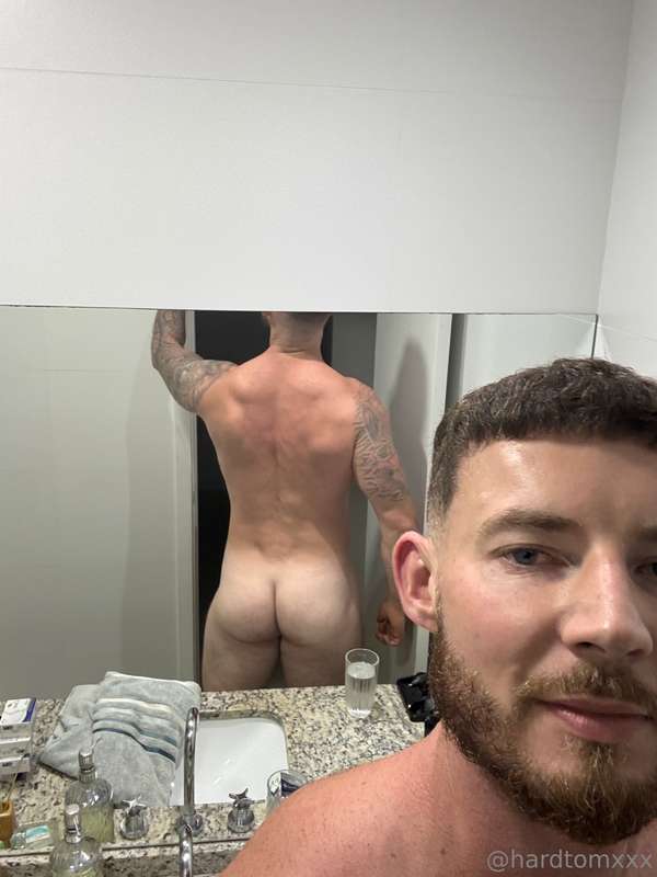 Drop an emoji if you like daddy’s bunda 🍑