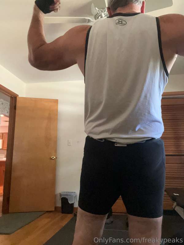 Who likes the spandex workout pants while pumping? 2