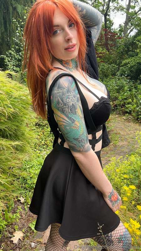 Who said goths can't be sexy? 😉