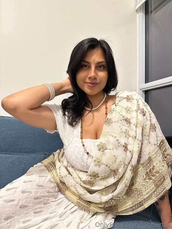 Desi Girlfriend's Secret Desire: SFW Photo Set 1

Model: @th.. 3